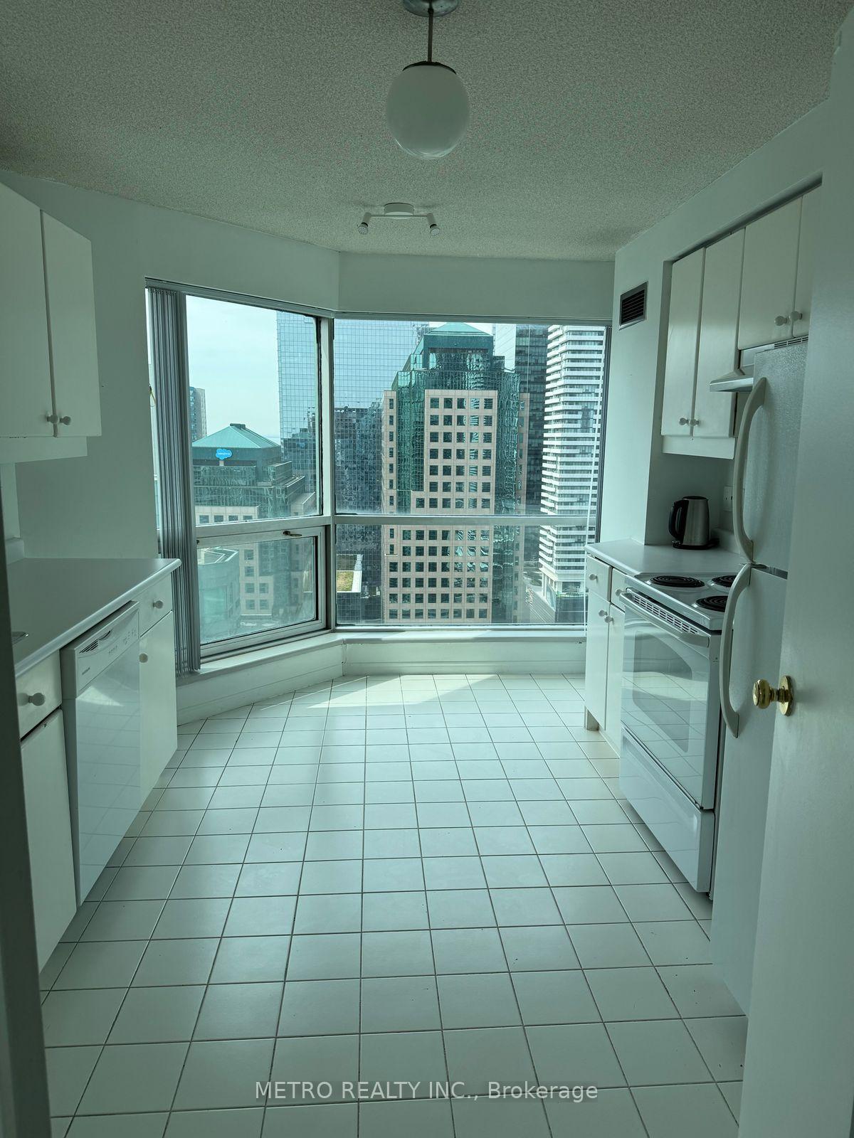 2 Bedrooms Condo at 10 Yonge, Toronto For sale