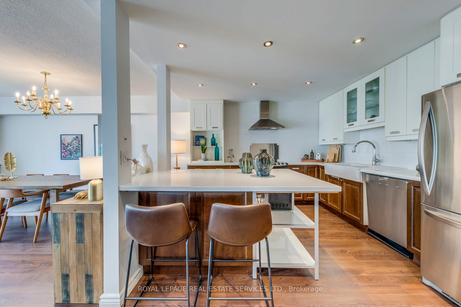 2 Bedrooms Condo at 33 Harbour, Toronto For sale