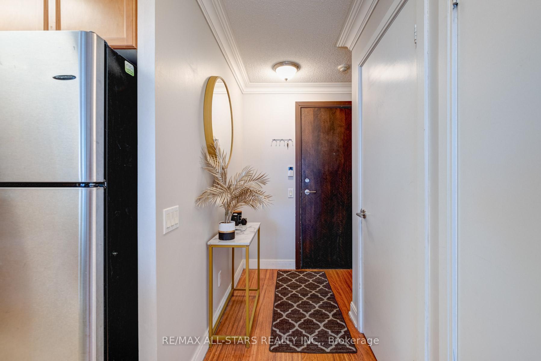 2 Bedrooms Condo at 35 Viking, Toronto For sale