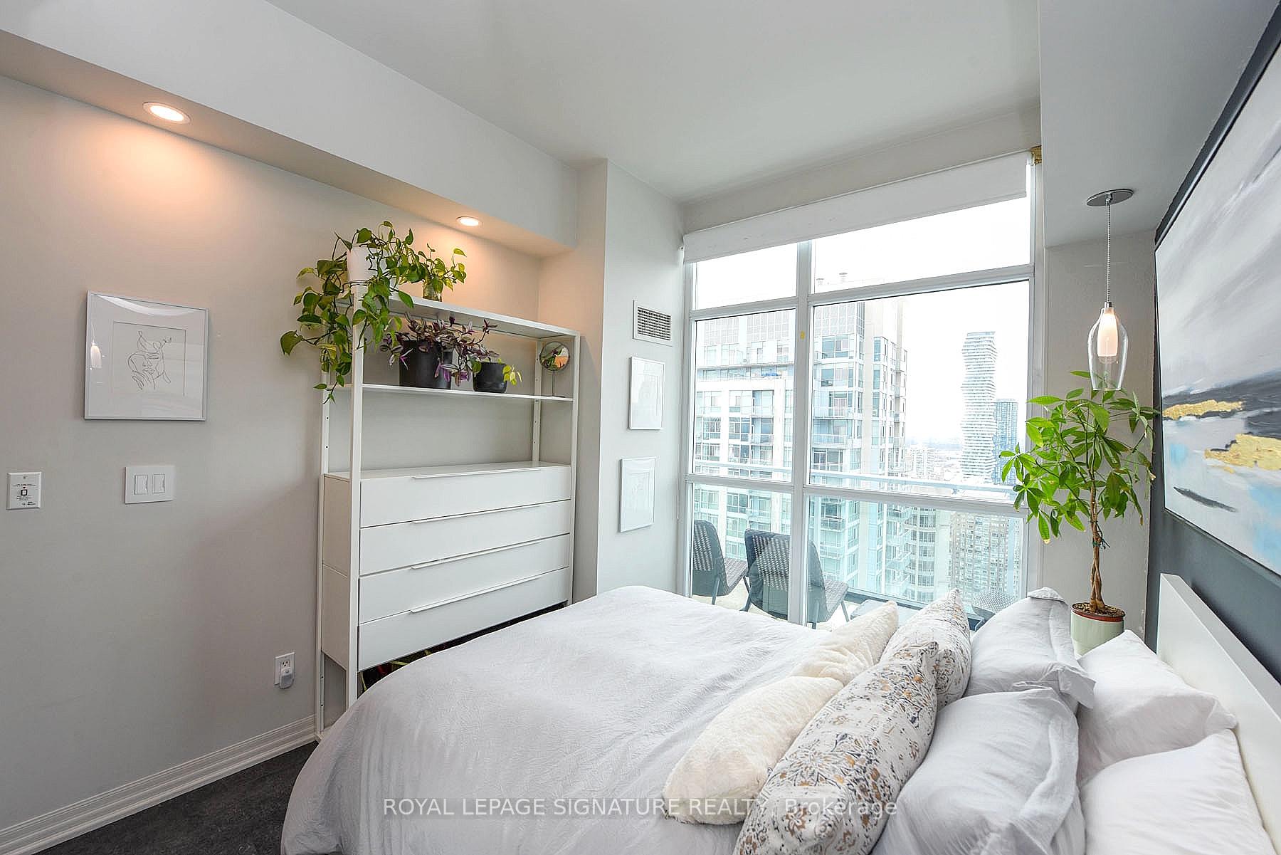 1 Bedroom Condo at 223 Webb,  Mississauga For sale