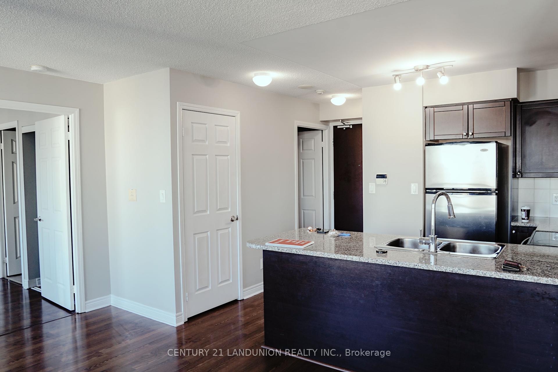 2 Bedrooms Condo at 208 Enfield, Mississauga For sale