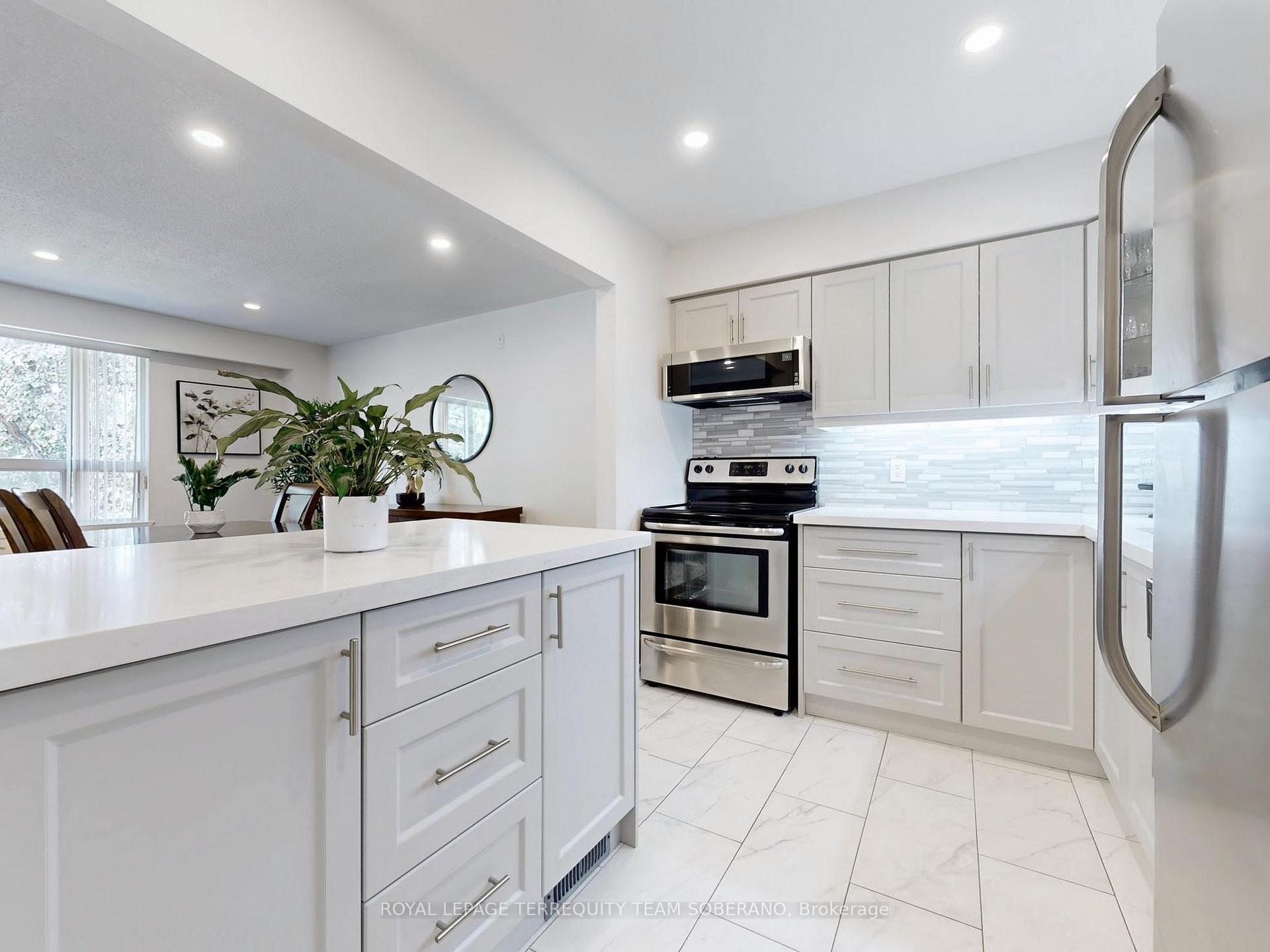 3 Bedrooms Condo at 8 Village Greenway, Toronto For sale