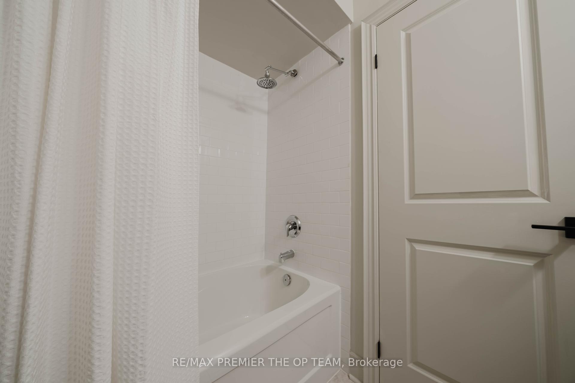 3 Bedrooms Condo at 8347 Kipling, Vaughan For sale