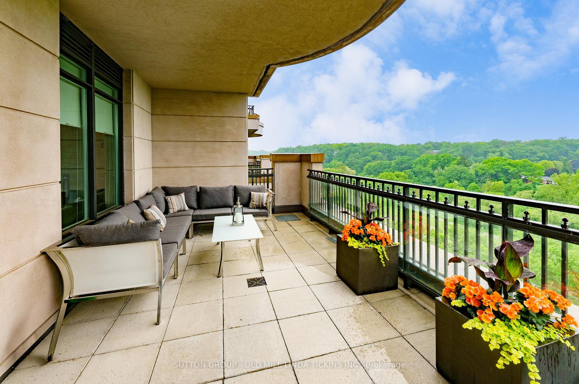 2 Bedrooms Condo at 30 Old Mill, Toronto For sale