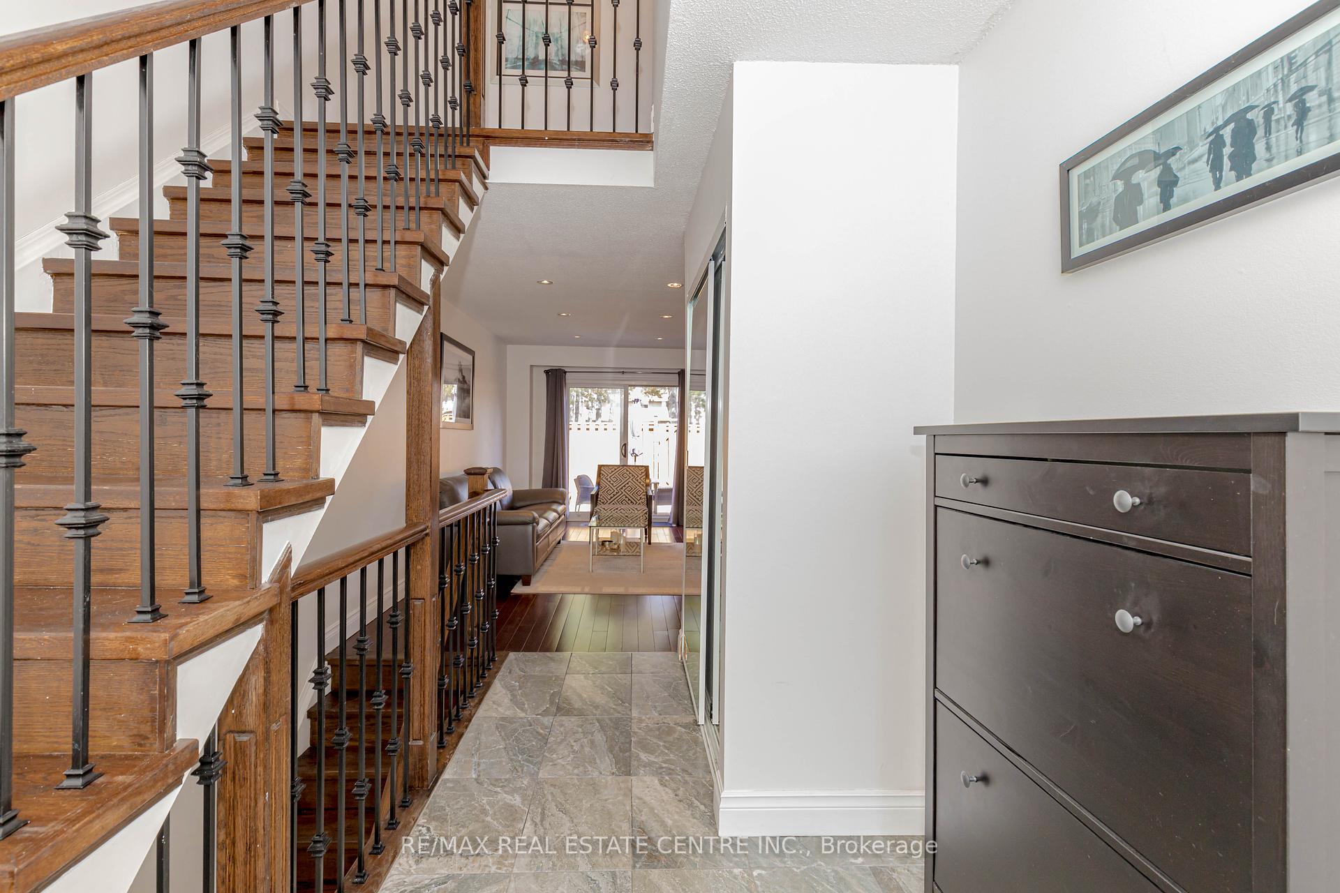 3 Bedrooms Condo at 1526 Lancaster,  Oakville For sale