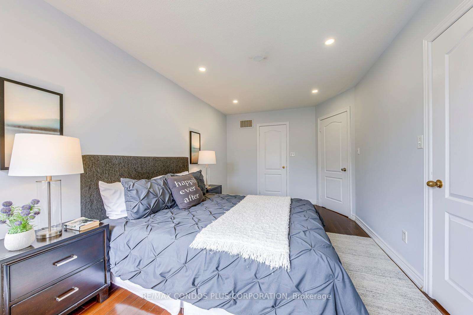 5 Bedrooms Condo at 1015 Galesway, Mississauga For sale