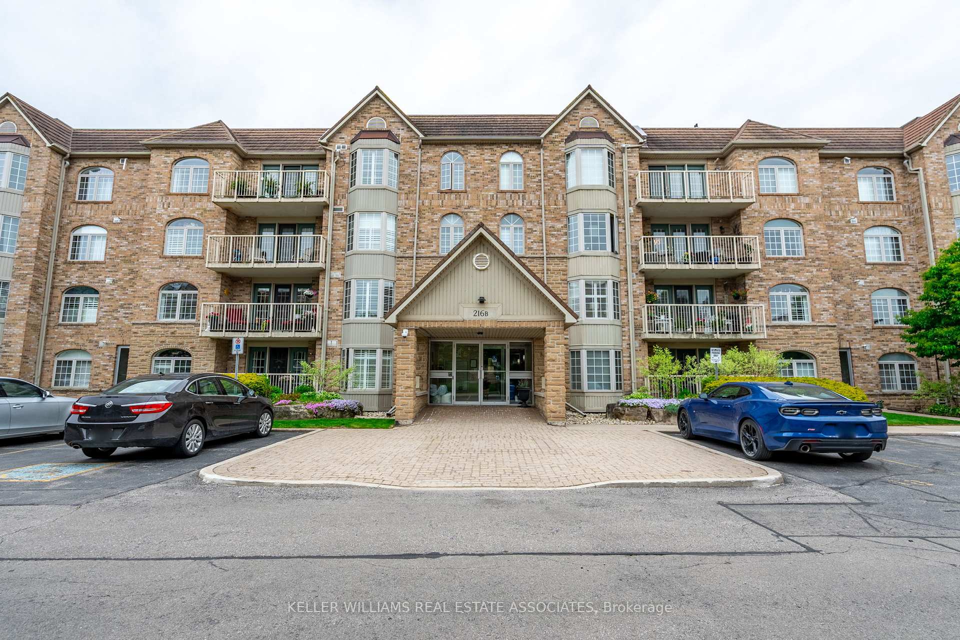 2 Bedrooms Condo at 216 Plains, Burlington For sale