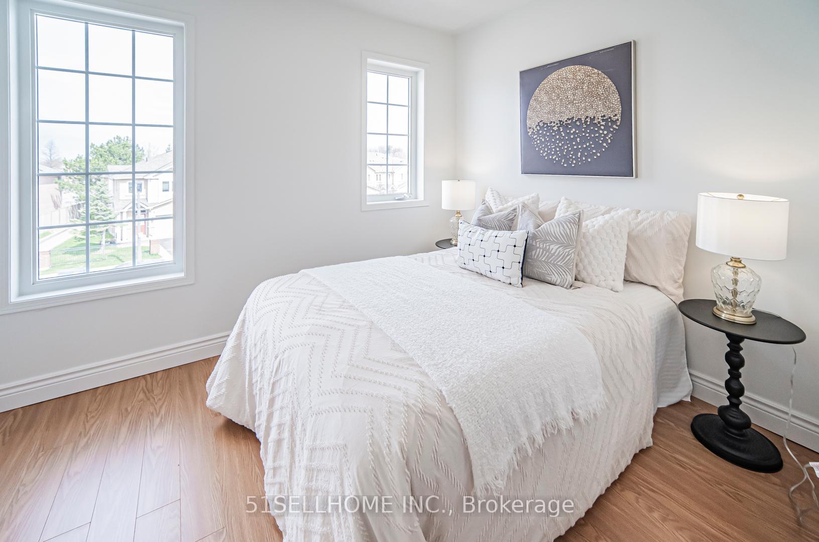 4 Bedrooms Condo at 858 Scollard,  Mississauga For sale