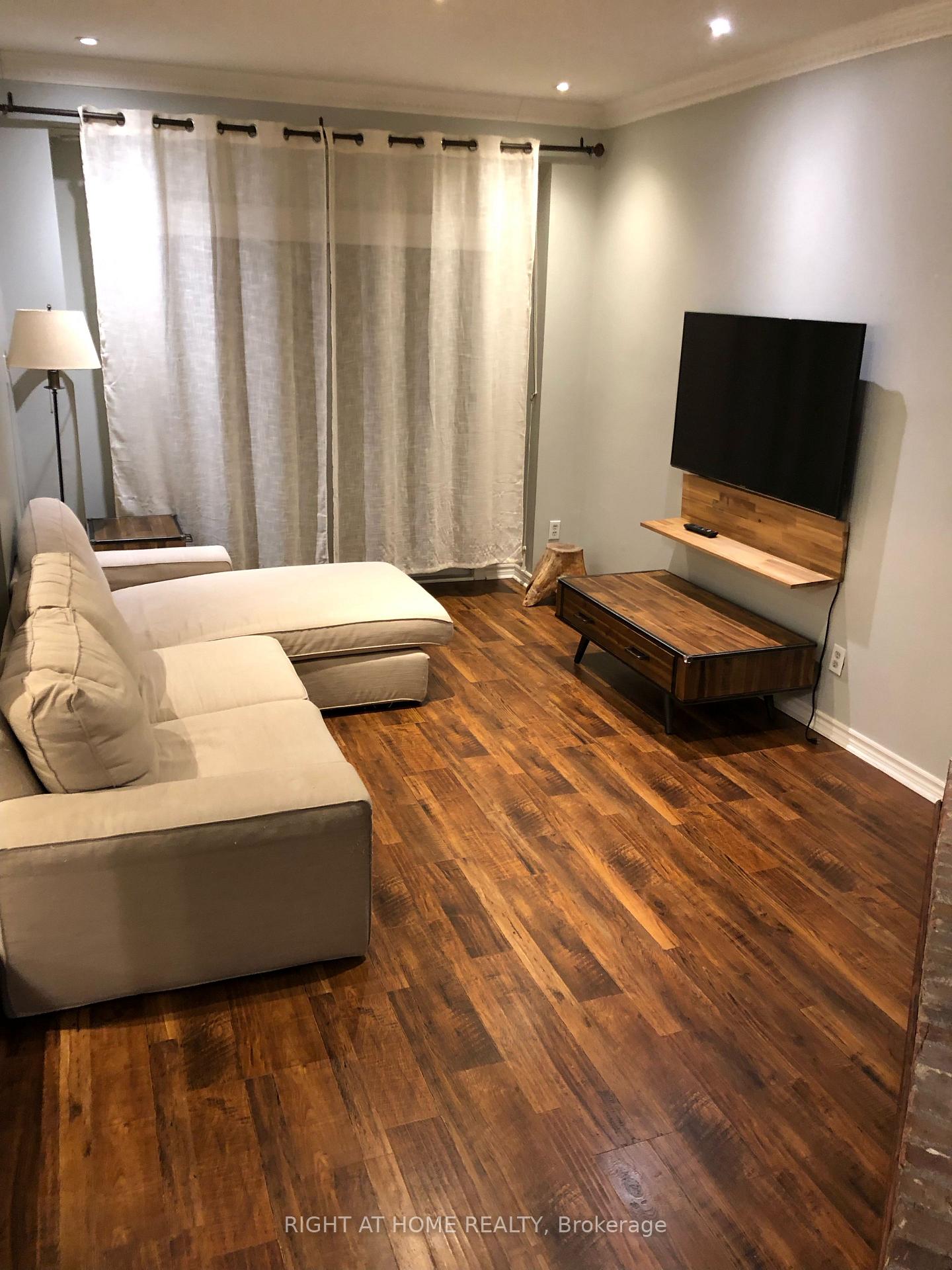 3 Bedrooms Condo at 3345 Silverado, Mississauga For sale
