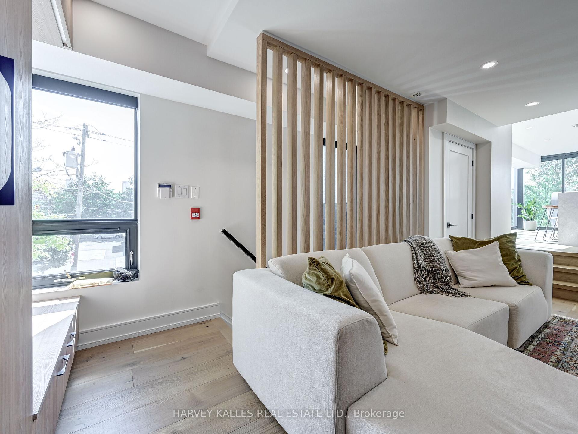 885 Dundas Street W Upper