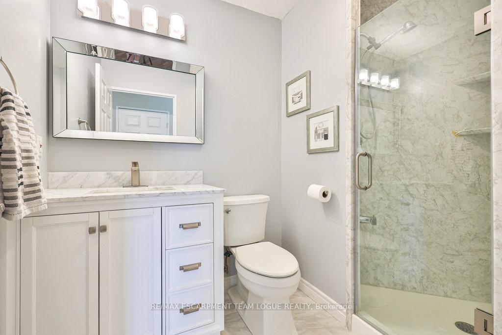 2 Bedrooms Condo at 2511 Lakeshore, Oakville For sale