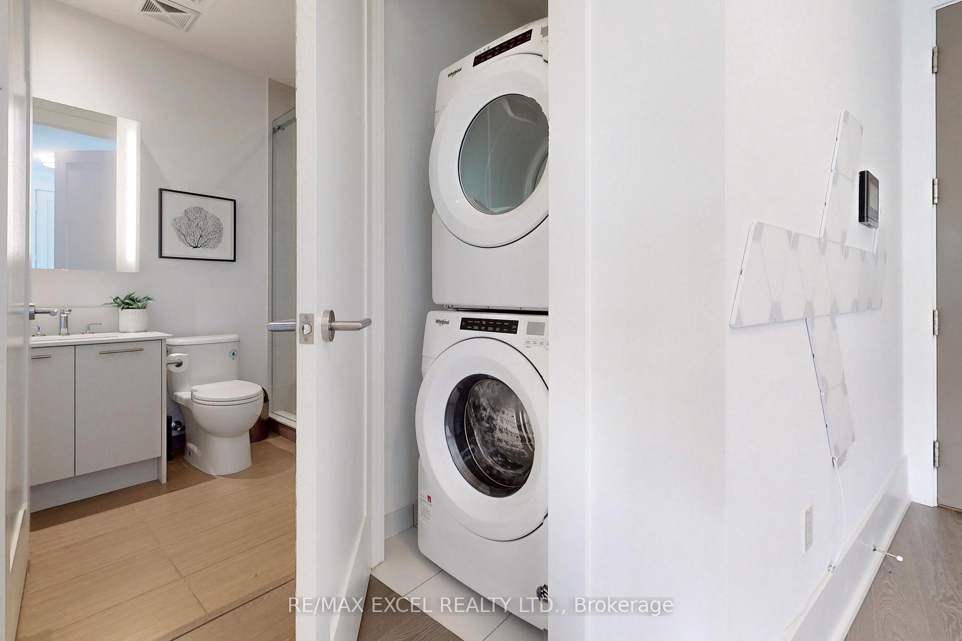 2 Bedrooms Condo at 10 York, Toronto For sale