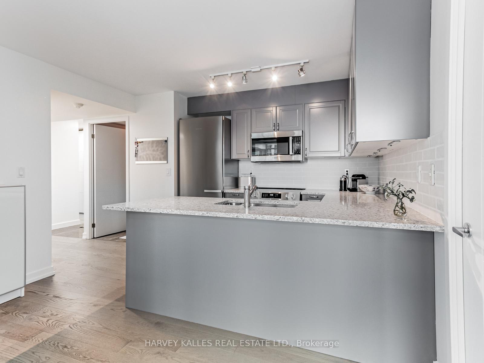 381 Front Street W 1810