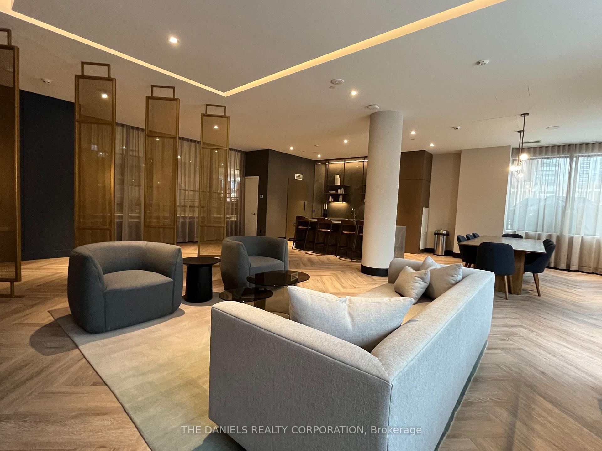 2 Bedrooms Condo at 8 Beverley Glen, Vaughan For sale