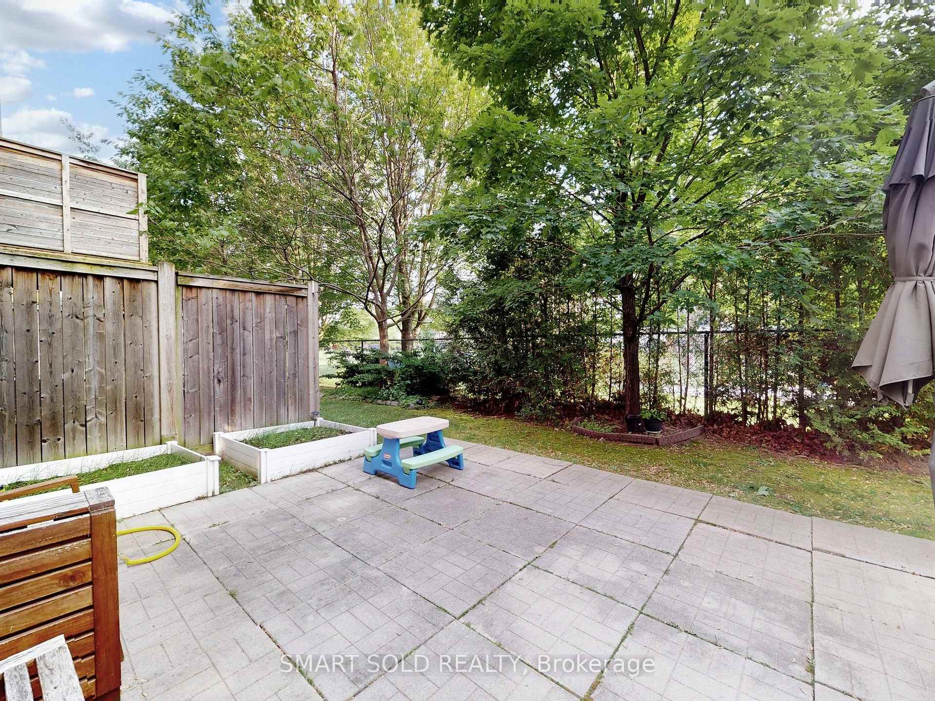 4 Bedrooms Condo at 230 Paisley, Mississauga For sale