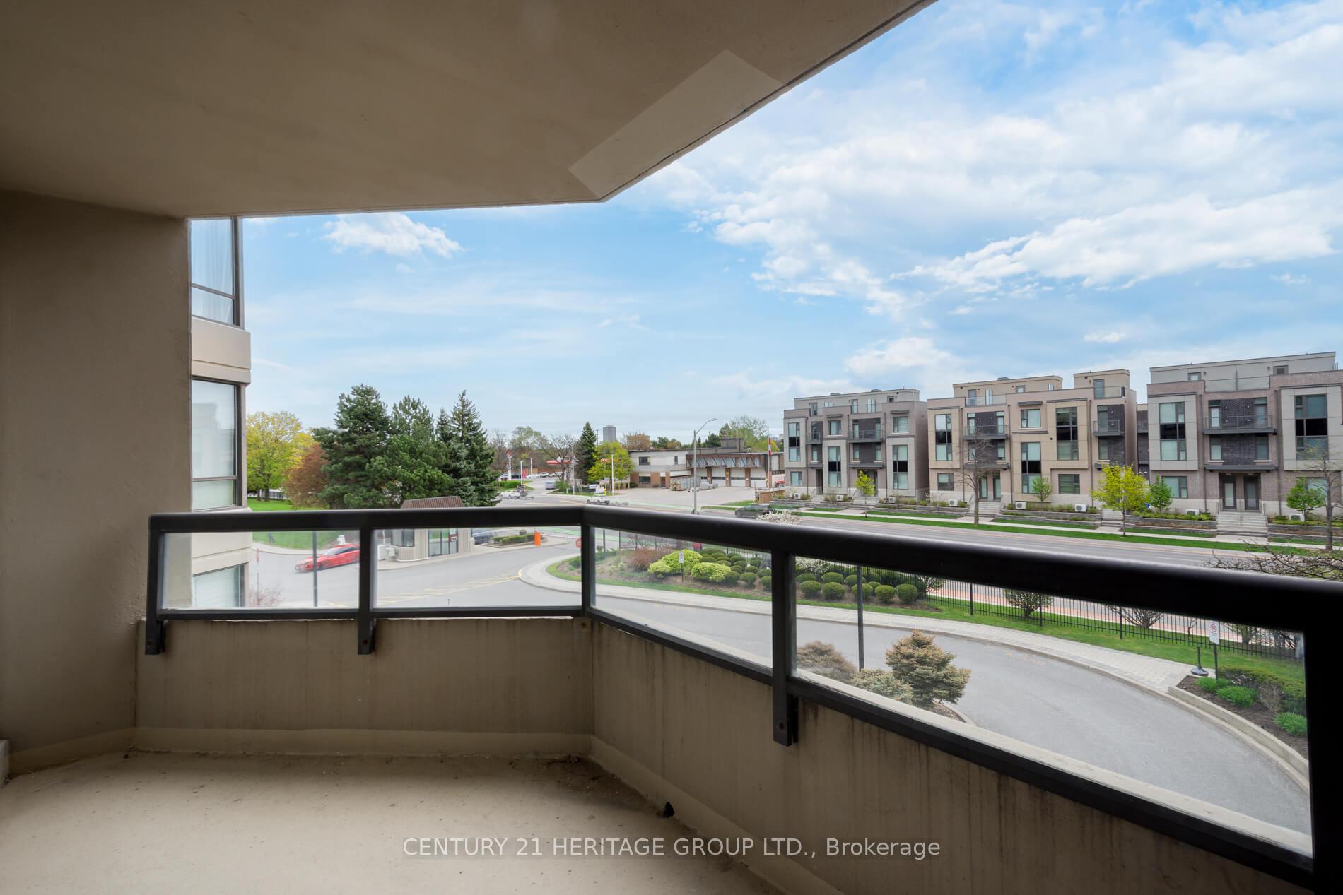 2 Bedrooms Condo at 7420 Bathurst, Vaughan For sale