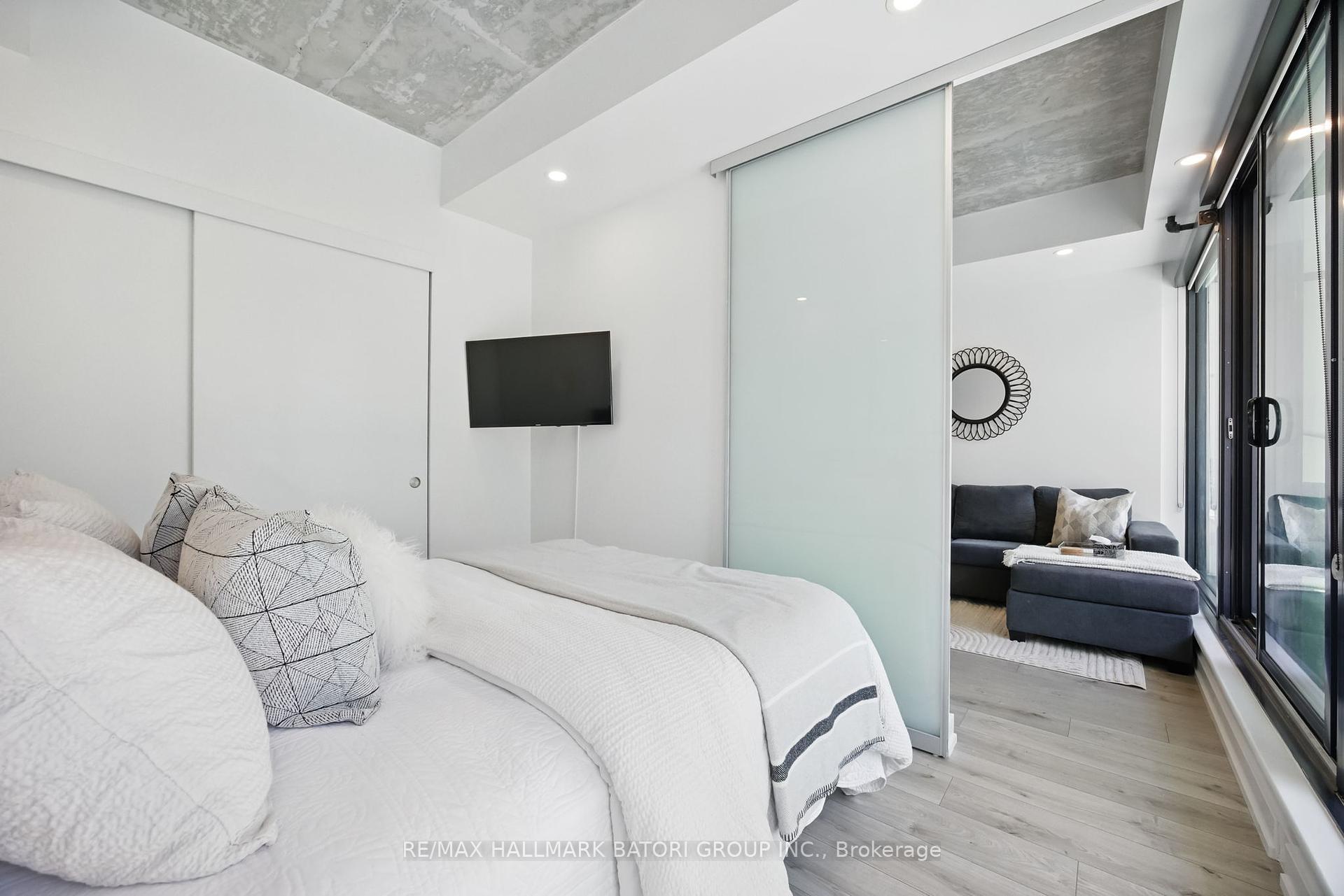 2 Bedrooms Condo at 161 Roehampton,  Toronto For sale