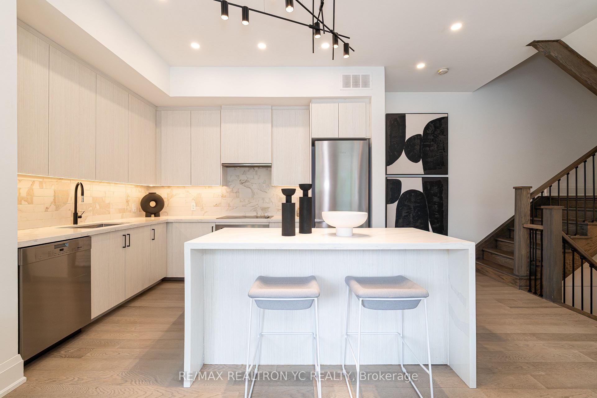 4 Bedrooms Condo at 18 Greenbriar, Toronto For sale
