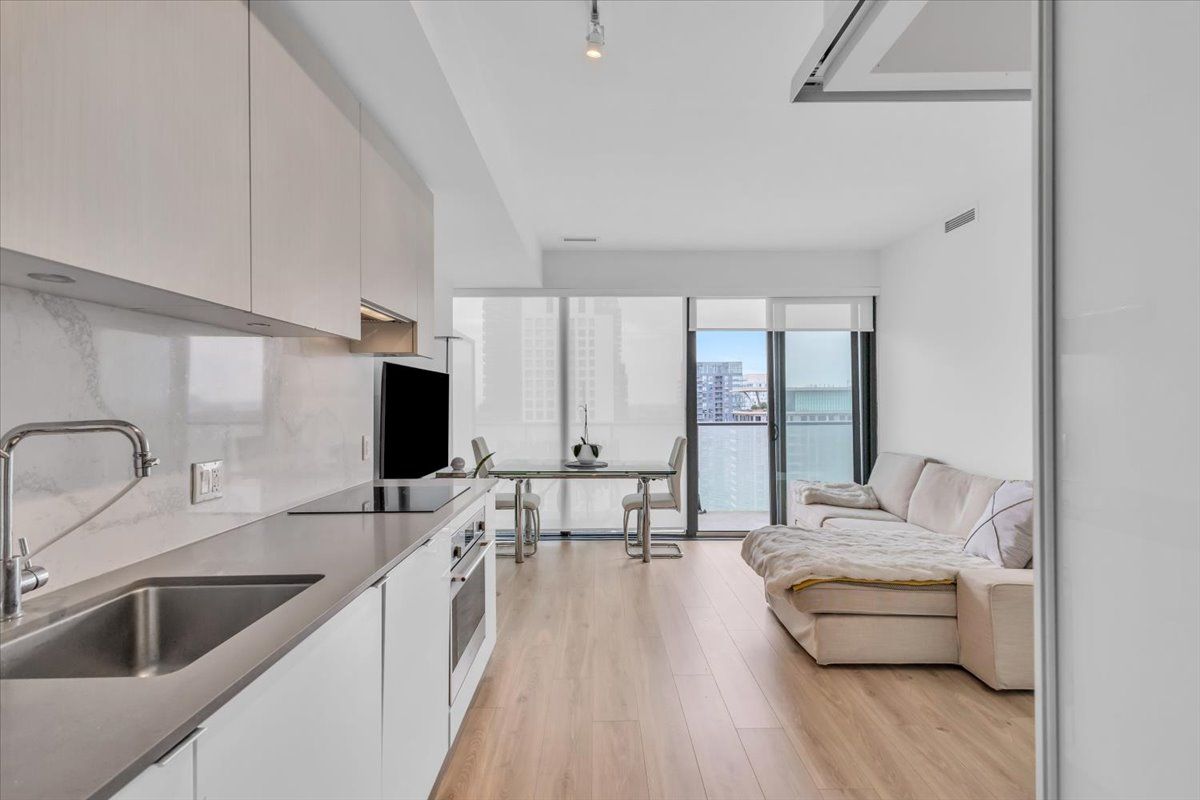 161 Roehampton Avenue 3301