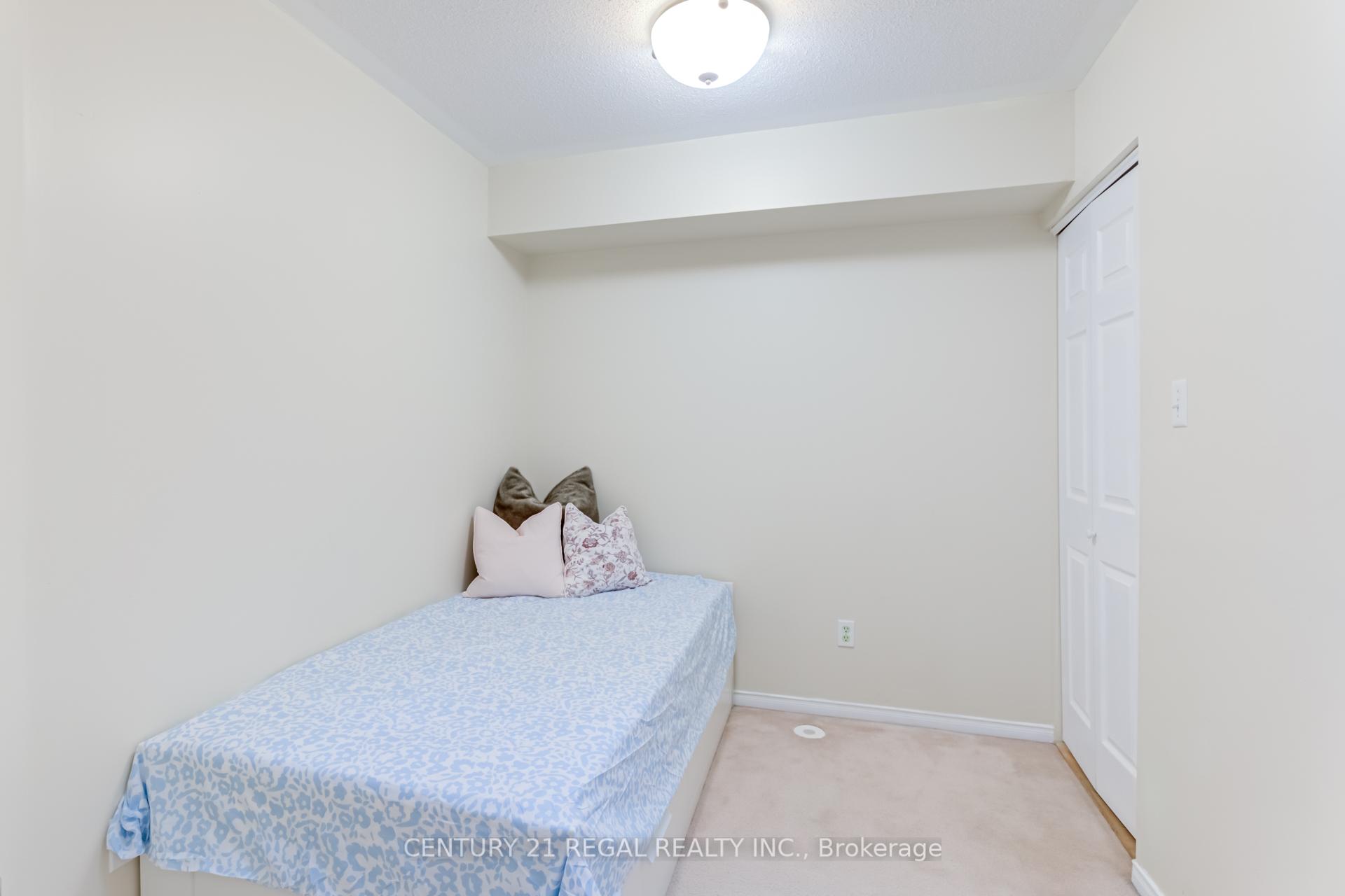 3 Bedrooms Condo at 42 Pinery,  Toronto For sale