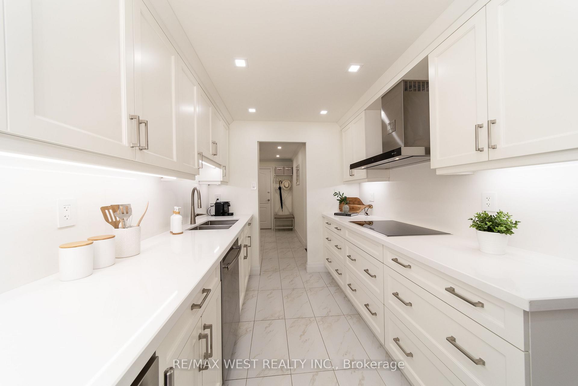 4 Bedrooms Condo at 61 Richview, Toronto For sale