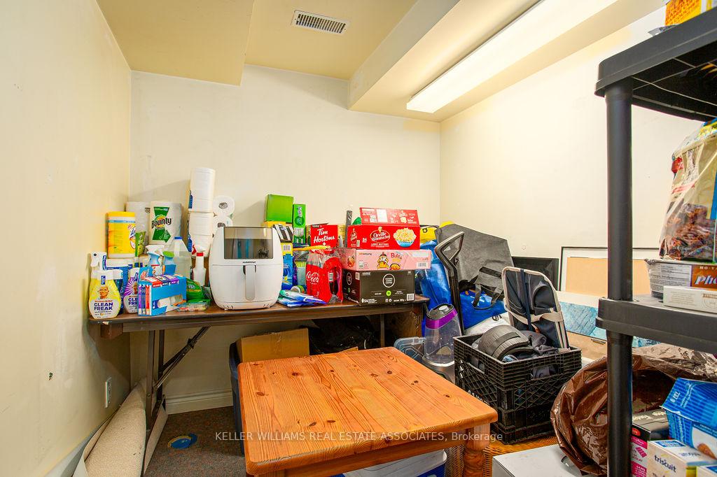3 Bedrooms Condo at 2216 Upper Middle, Burlington For sale