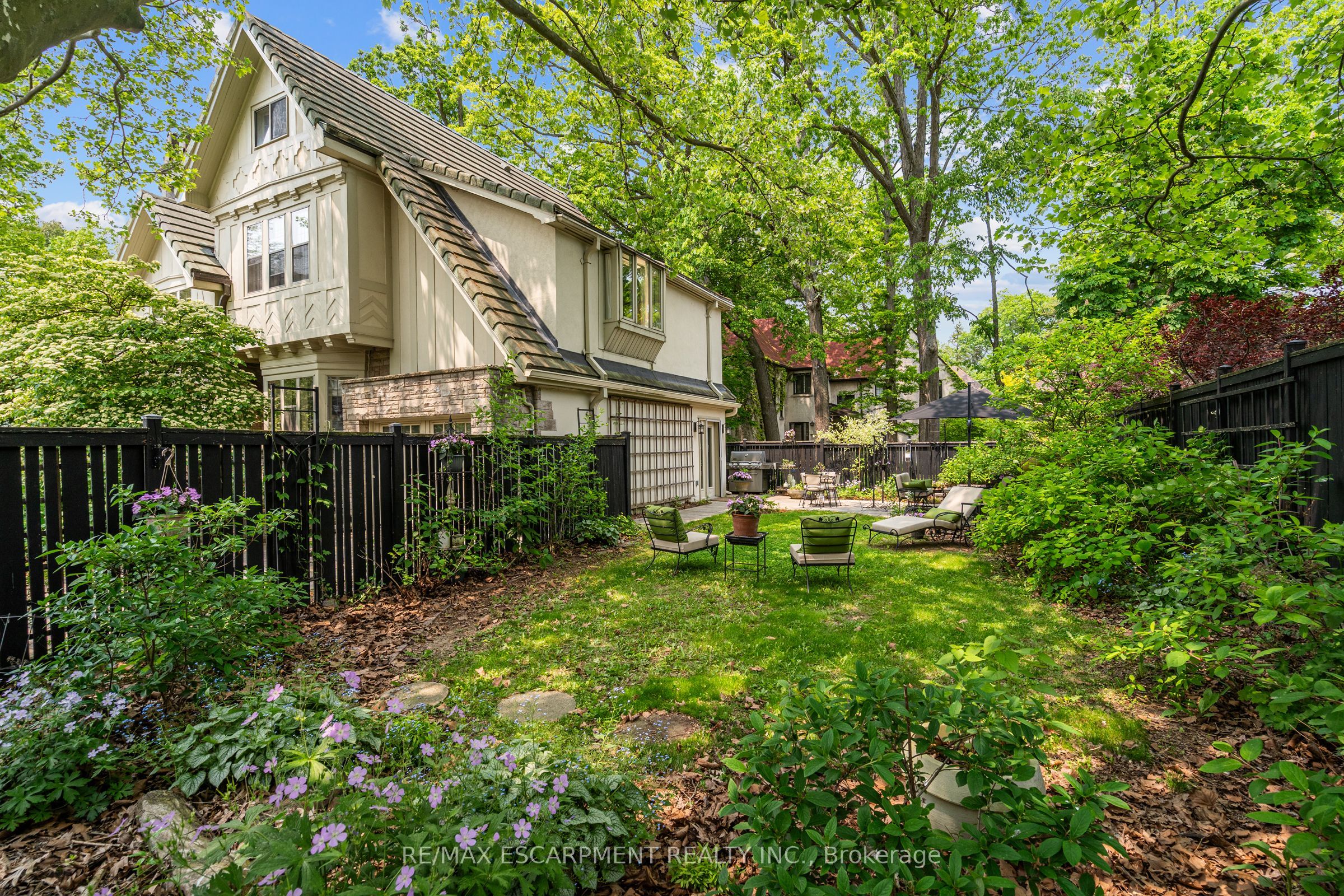 2 Oak Knoll Drive