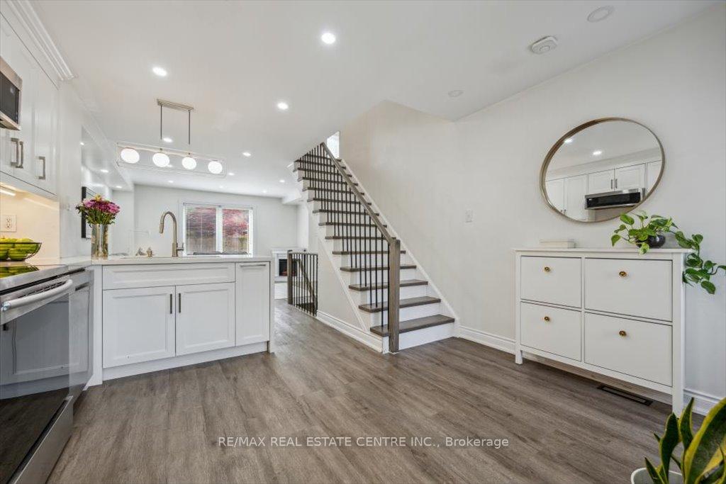 3 Bedrooms Condo at 5940 Glen Erin, Mississauga For sale