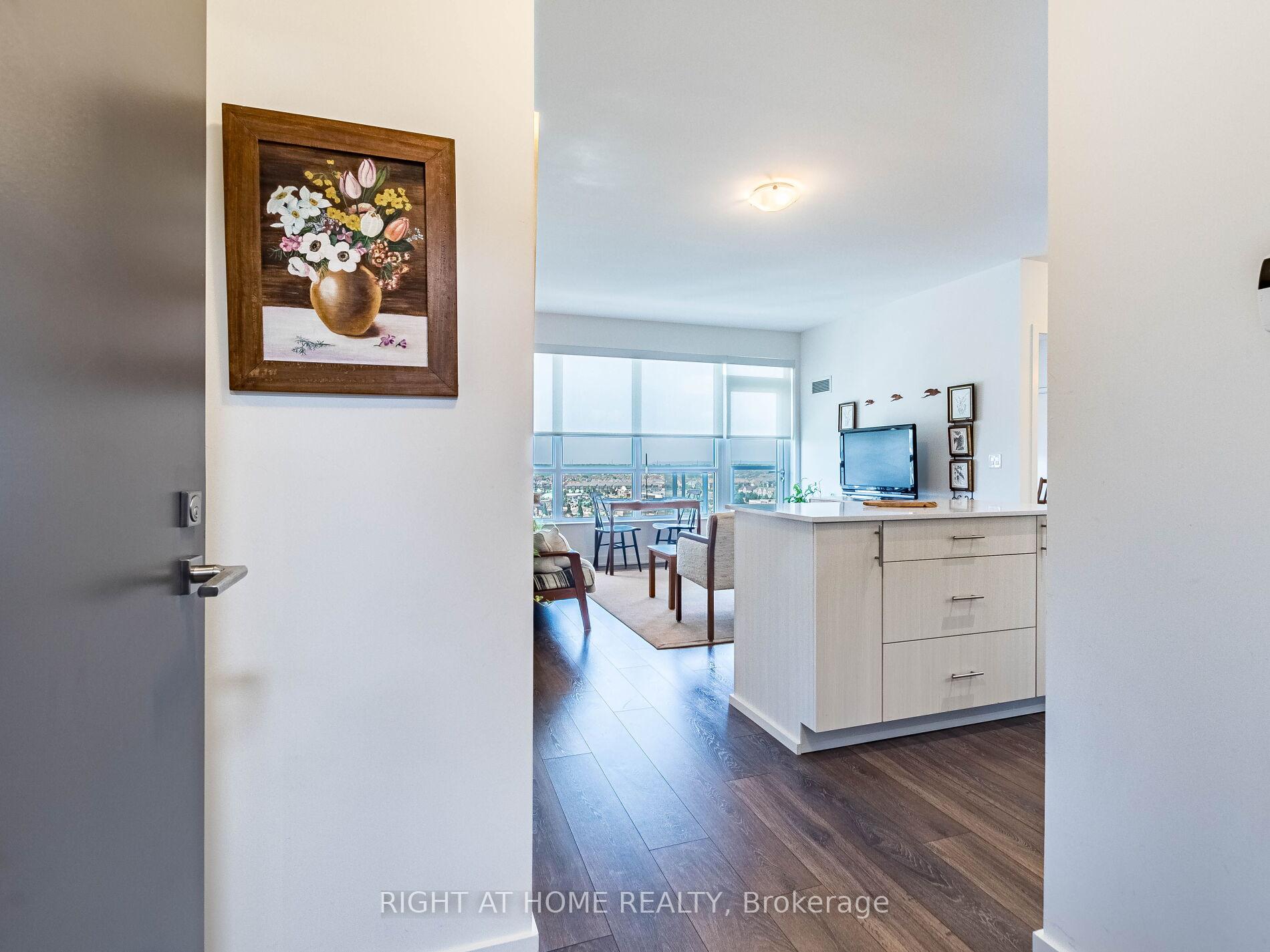 3 Bedrooms Condo at 4655 Glen Erin, Mississauga For sale