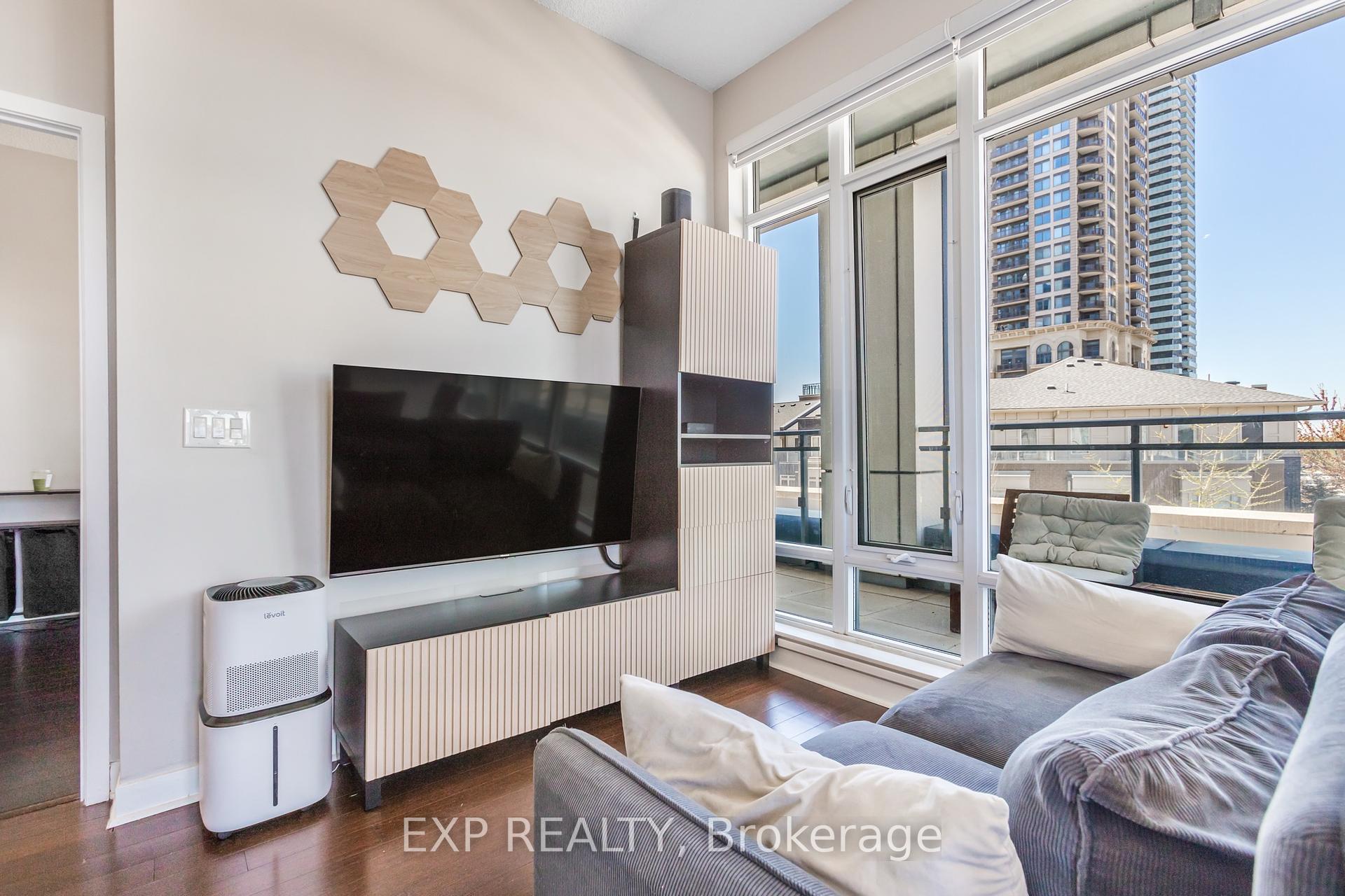 2 Bedrooms Condo at 360 Square One, Mississauga For sale
