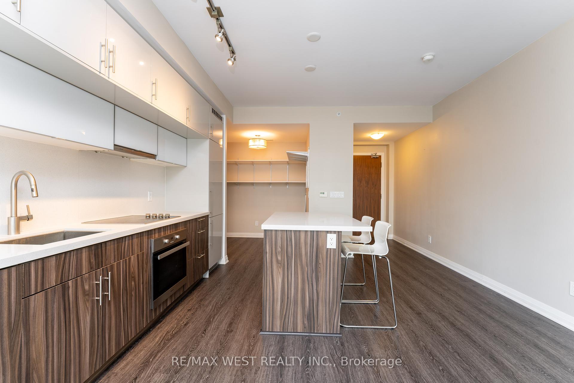 2 Bedrooms Condo at 8 Mercer, Toronto For sale