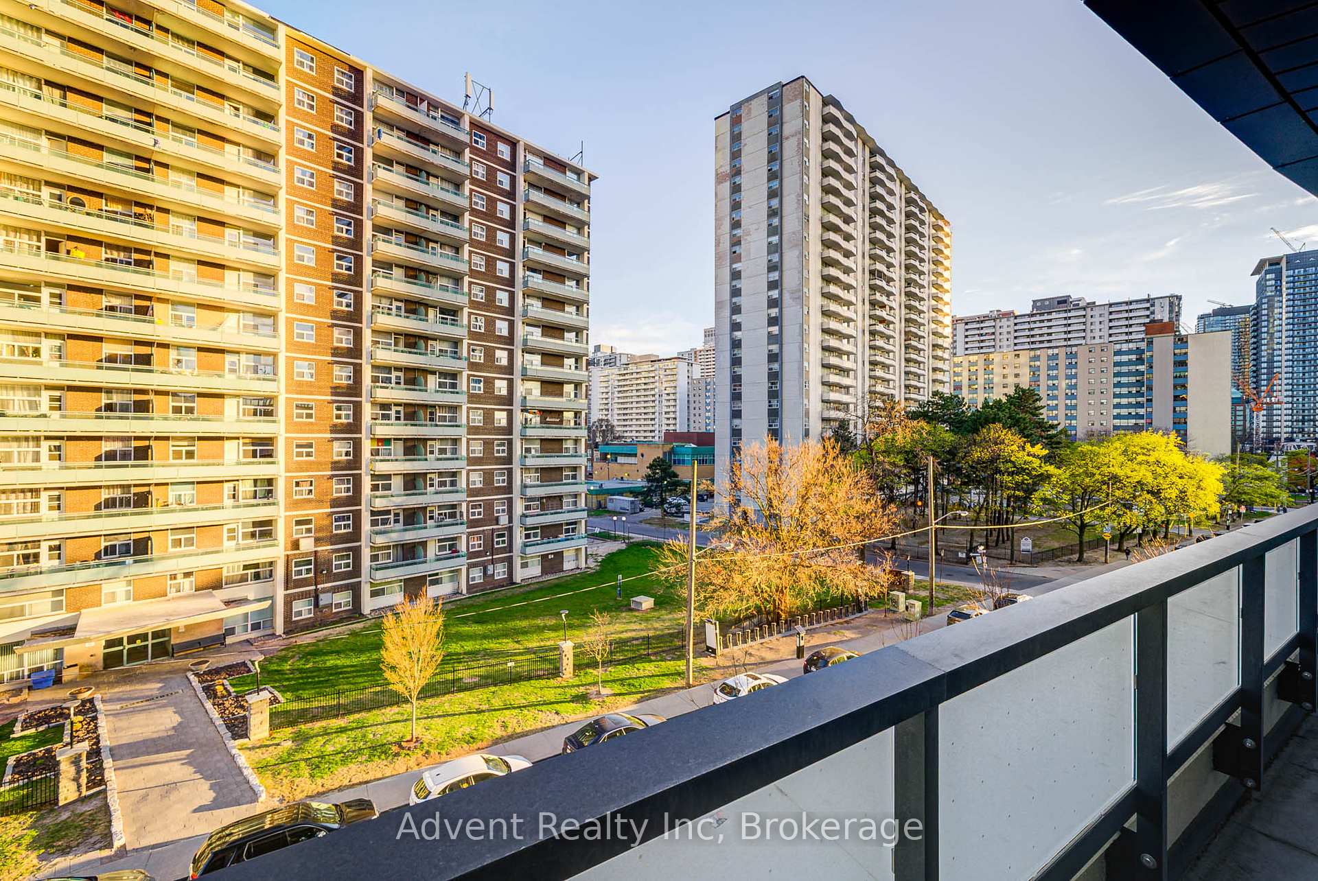 2 Bedrooms Condo at 585 Bloor,  Toronto For sale