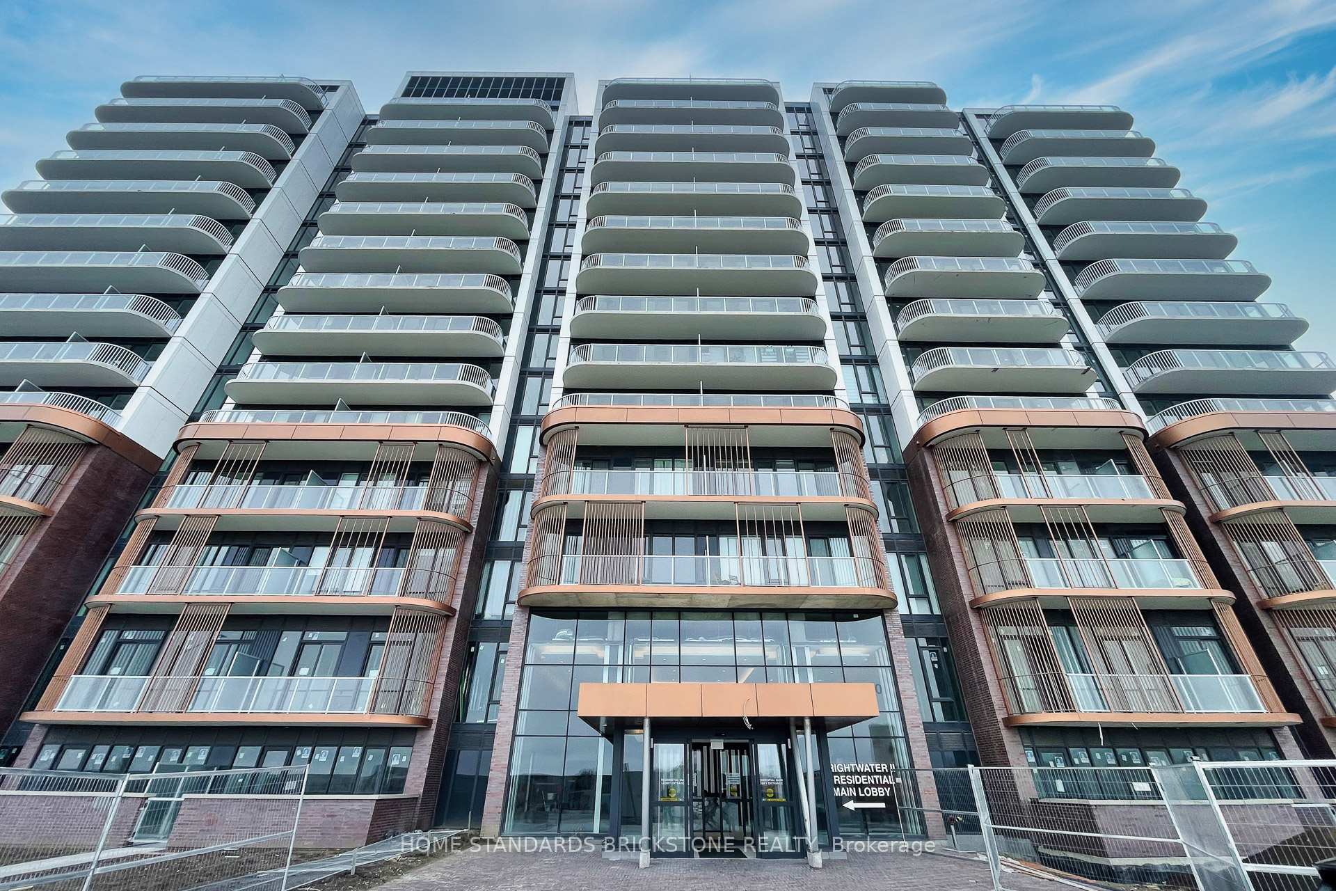 3 Bedrooms Condo at 220 Missinnihe, Mississauga For sale