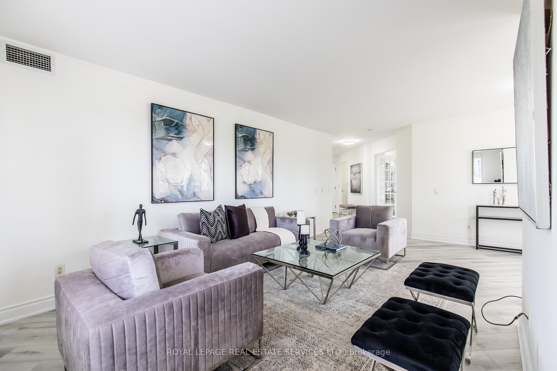 3 Bedrooms Condo at 25 Kingsbridge Garden, Mississauga For sale
