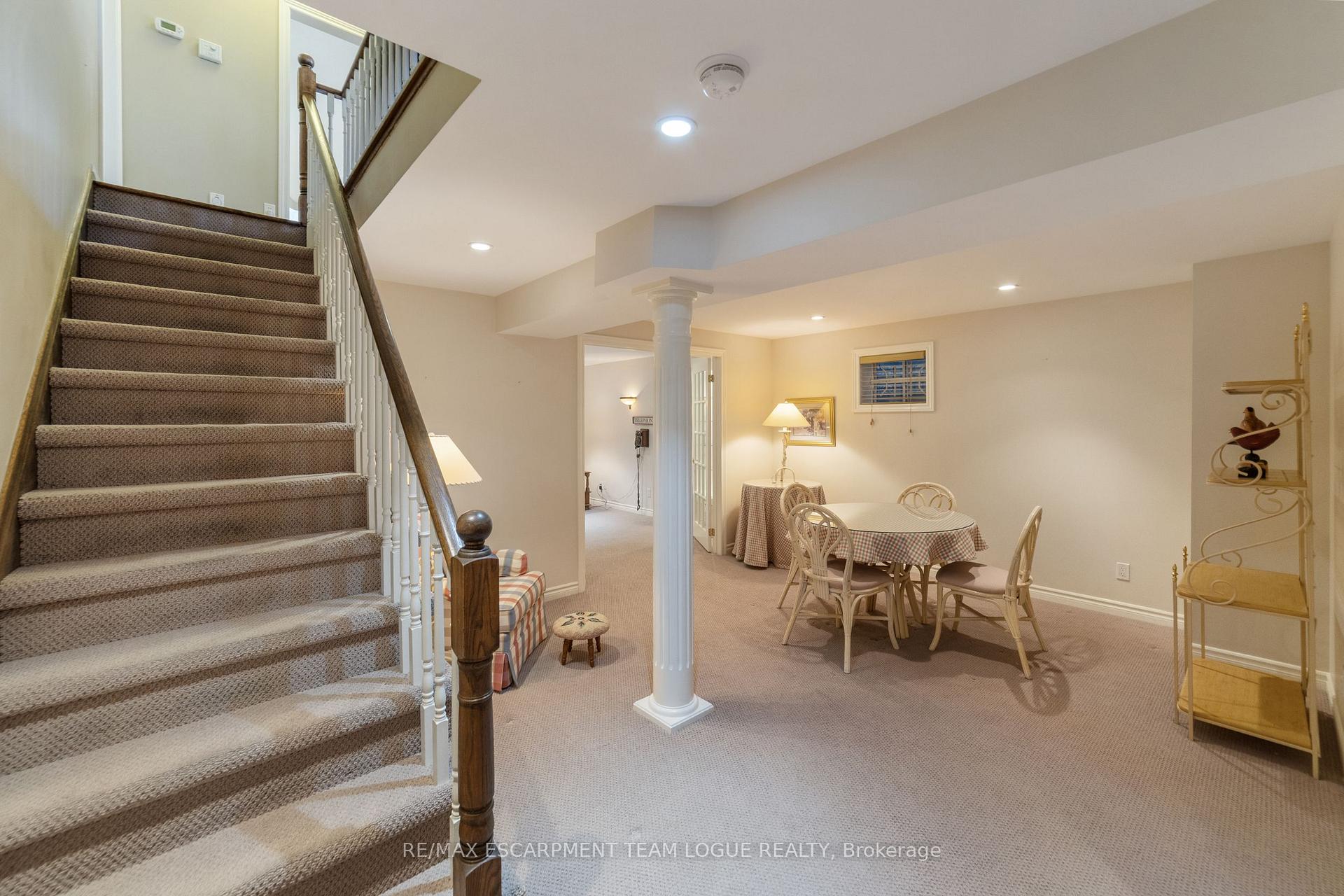 3 Bedrooms Semi-Detached at 4144 STONEBRIDGE,  Burlington For sale