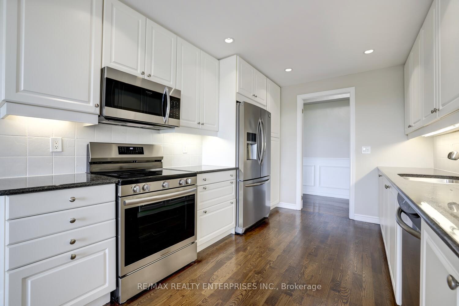 3 Bedrooms Condo at 1900 The Collegeway, Mississauga For sale