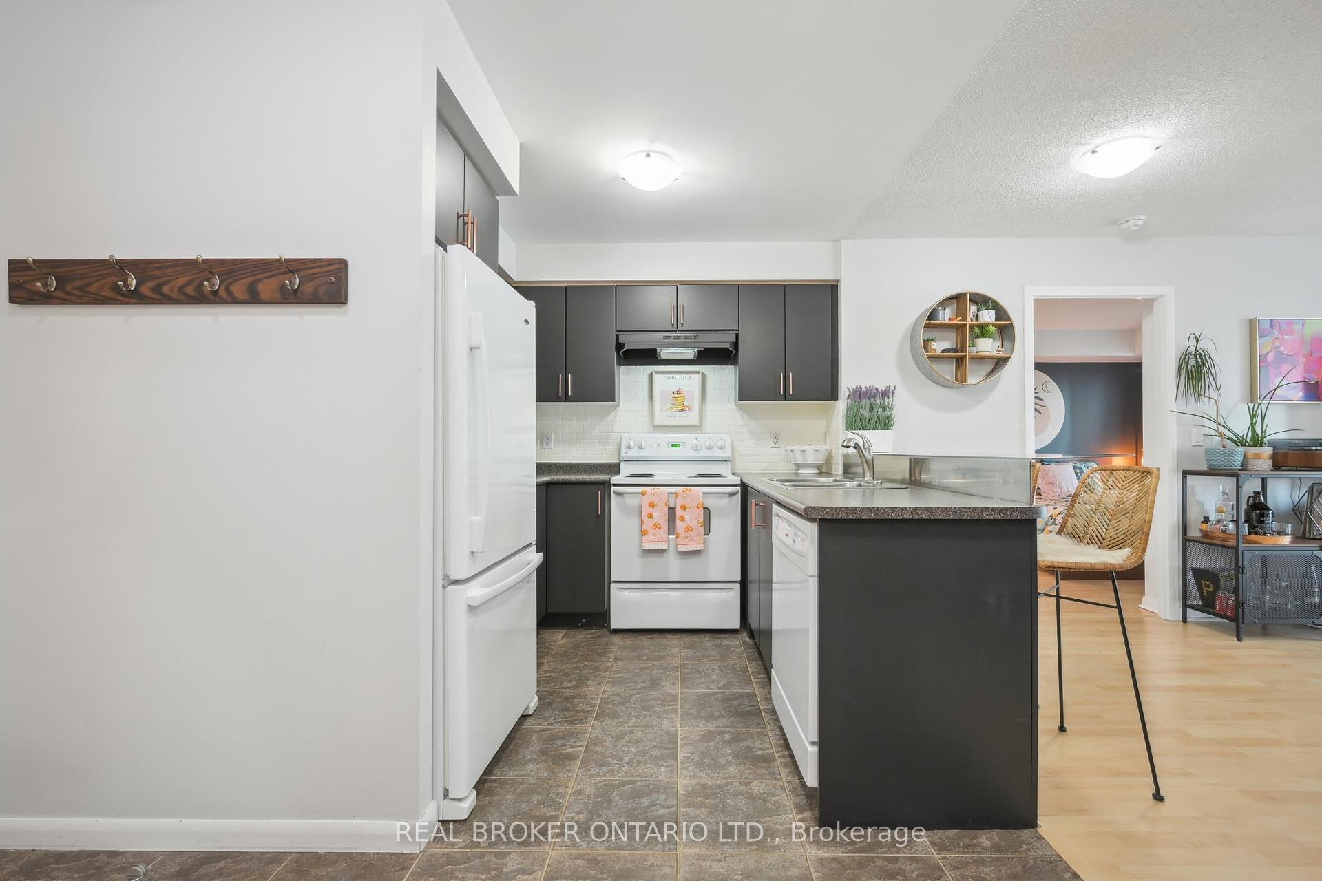 3 Bedrooms Condo at 185 Legion, Toronto For sale
