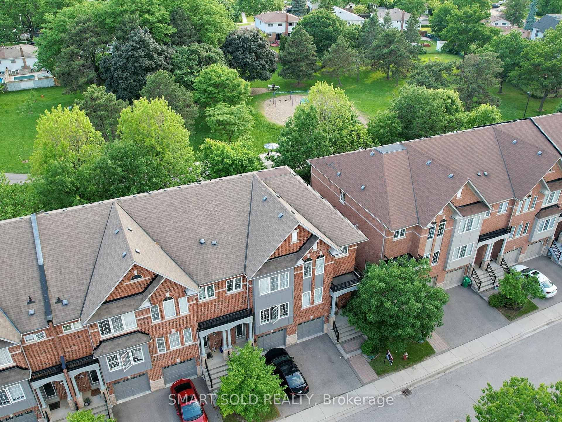 4 Bedrooms Condo at 230 Paisley, Mississauga For sale
