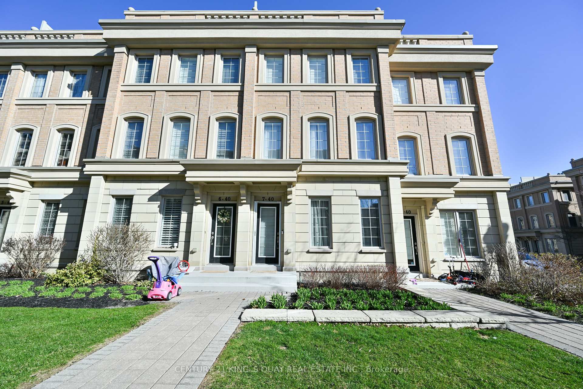 3 Bedrooms Condo at 40 Hargrave,  Toronto For sale
