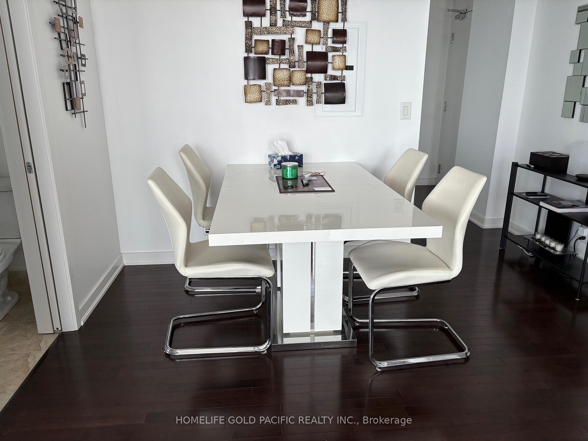 3 Bedrooms Condo at 14 York, Toronto For sale