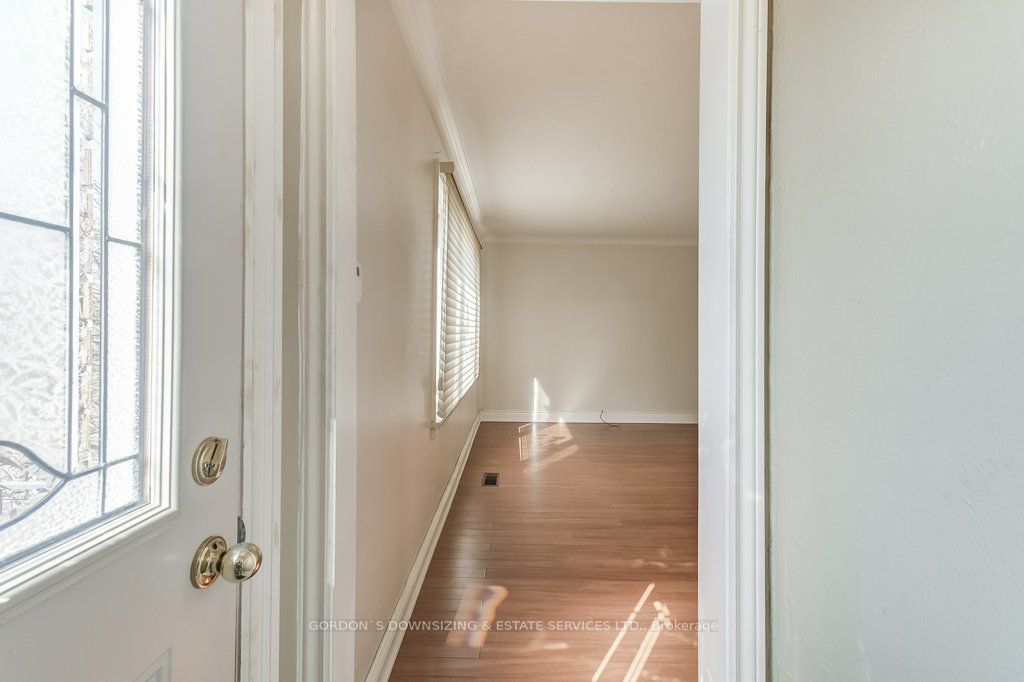 6 Holswade Road, Toronto, ON M1L 2G2