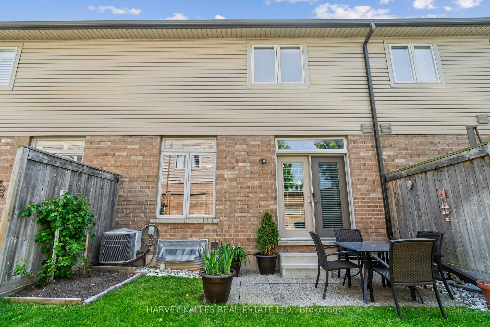 3 Bedrooms Condo at 3003 Glover, Burlington For sale