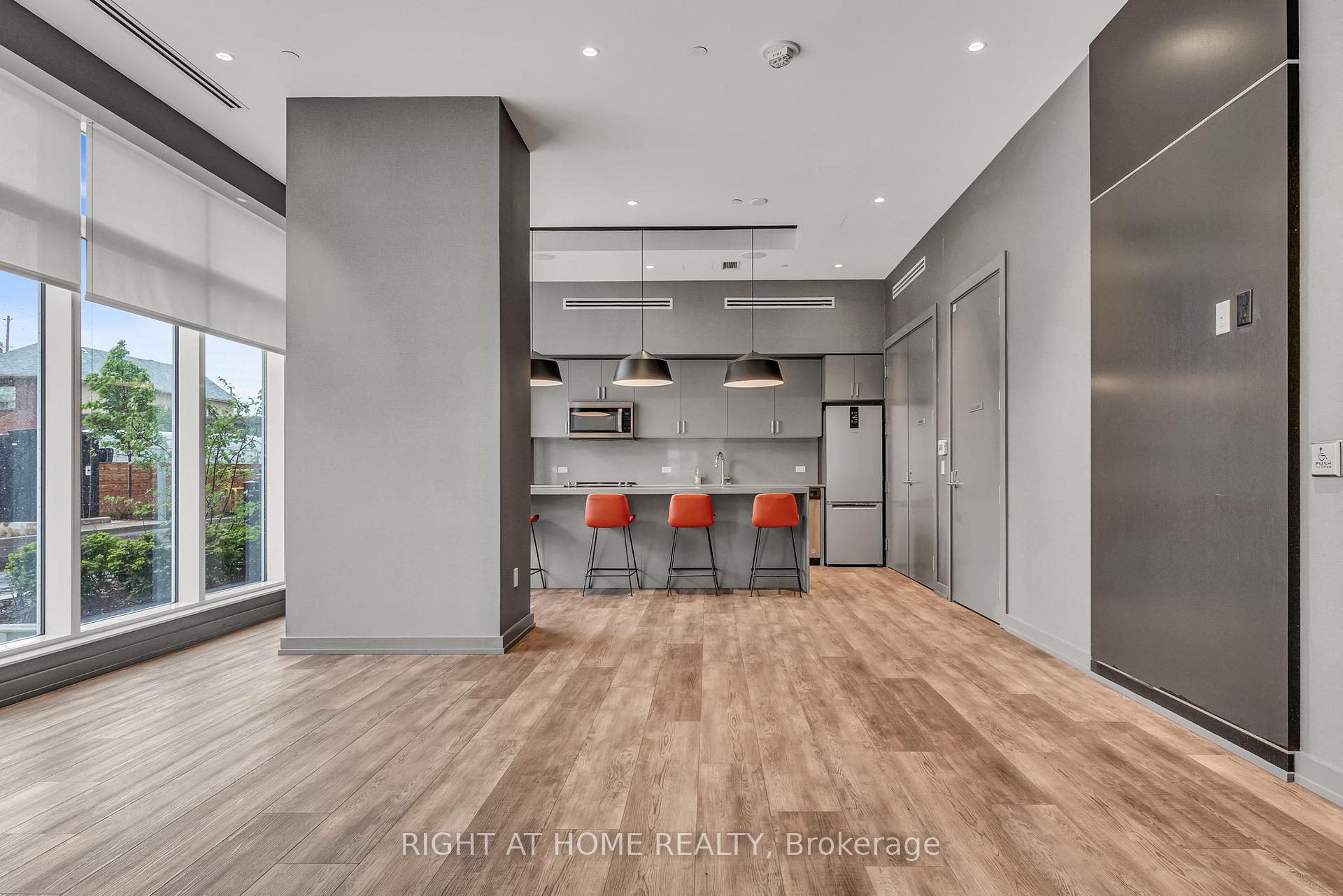2 Bedrooms Condo at 10 Wilby, Toronto For sale