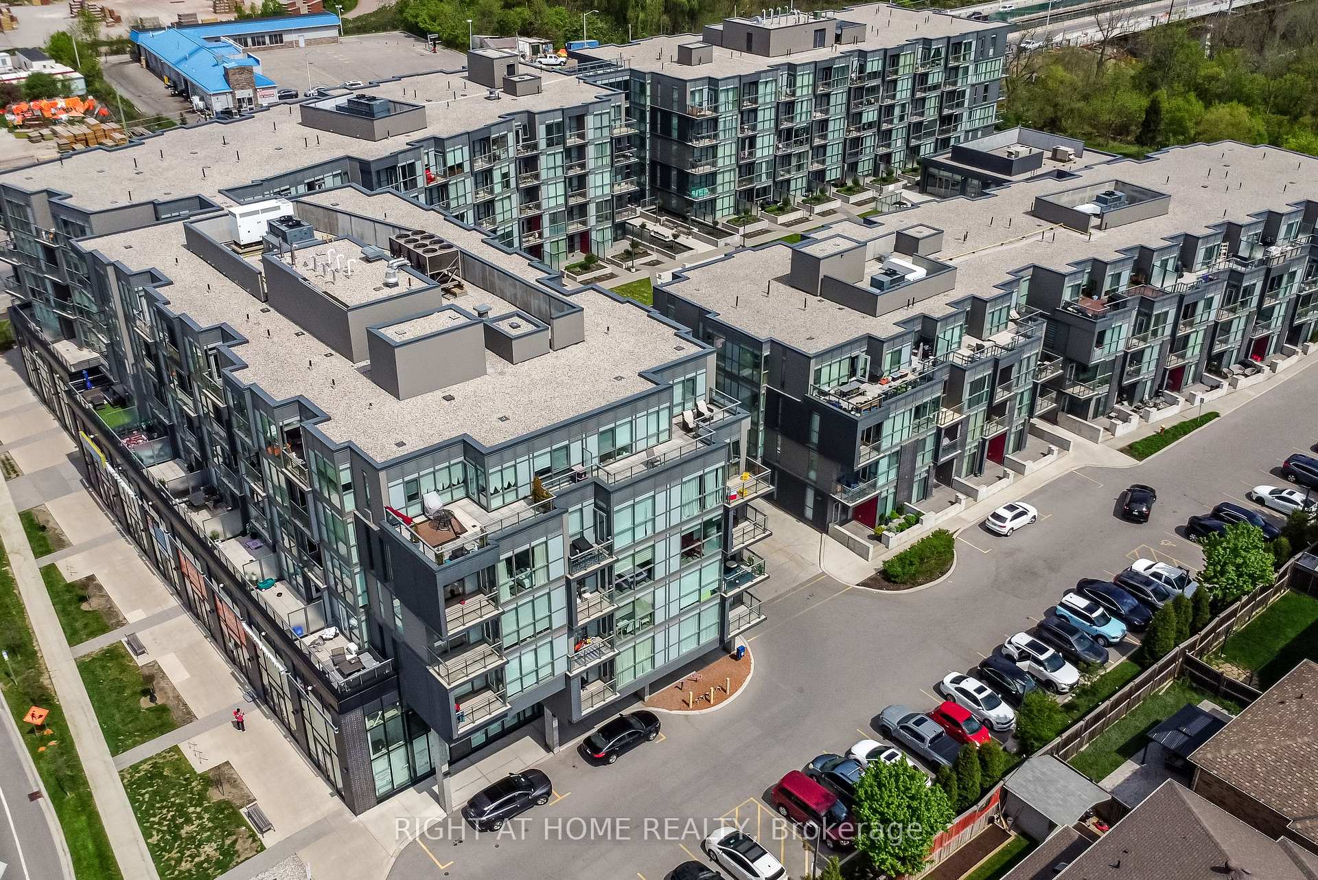 3 Bedrooms Condo at 5230 Dundas, Burlington For sale