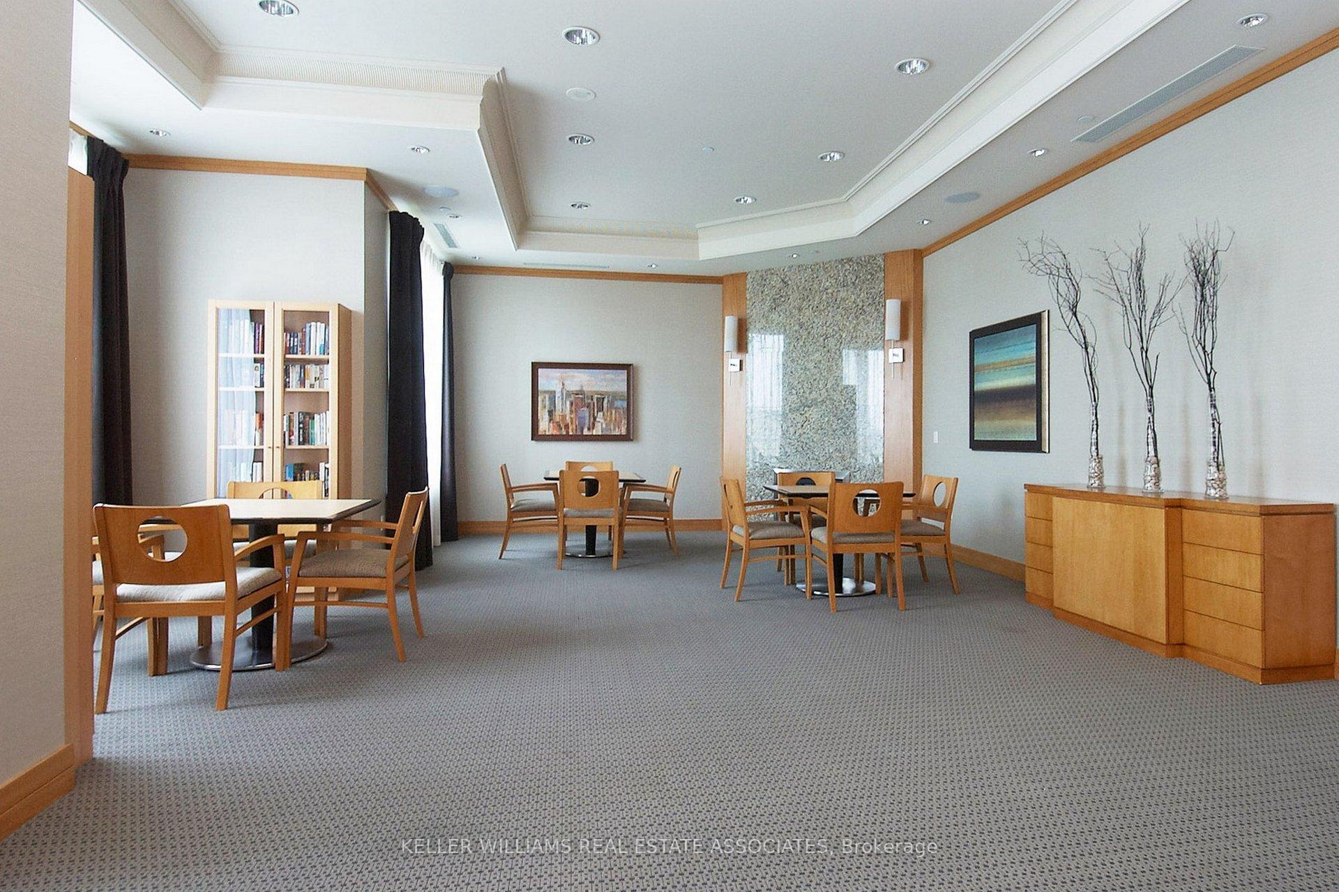 2 Bedrooms Condo at 35 Viking, Toronto For sale