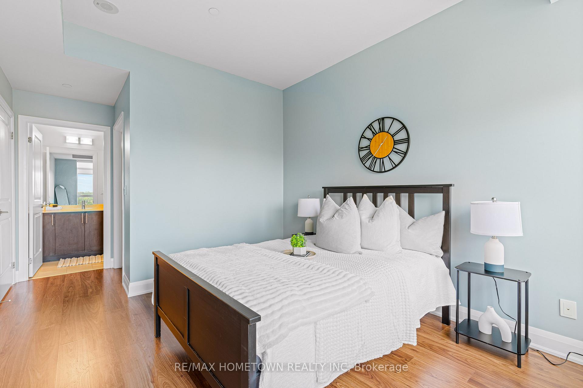 2 Bedrooms Condo at 35 Fontenay, Toronto For sale