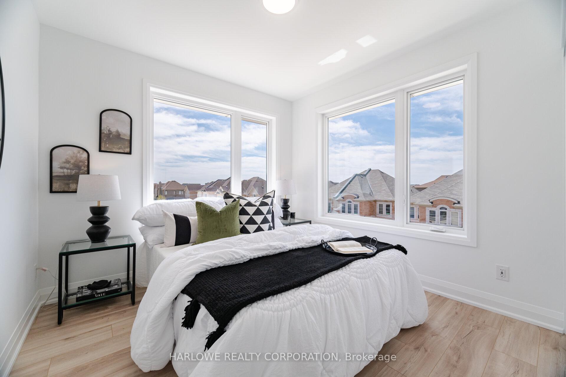 3 Bedrooms Condo at 274 Ironside, Oakville For sale