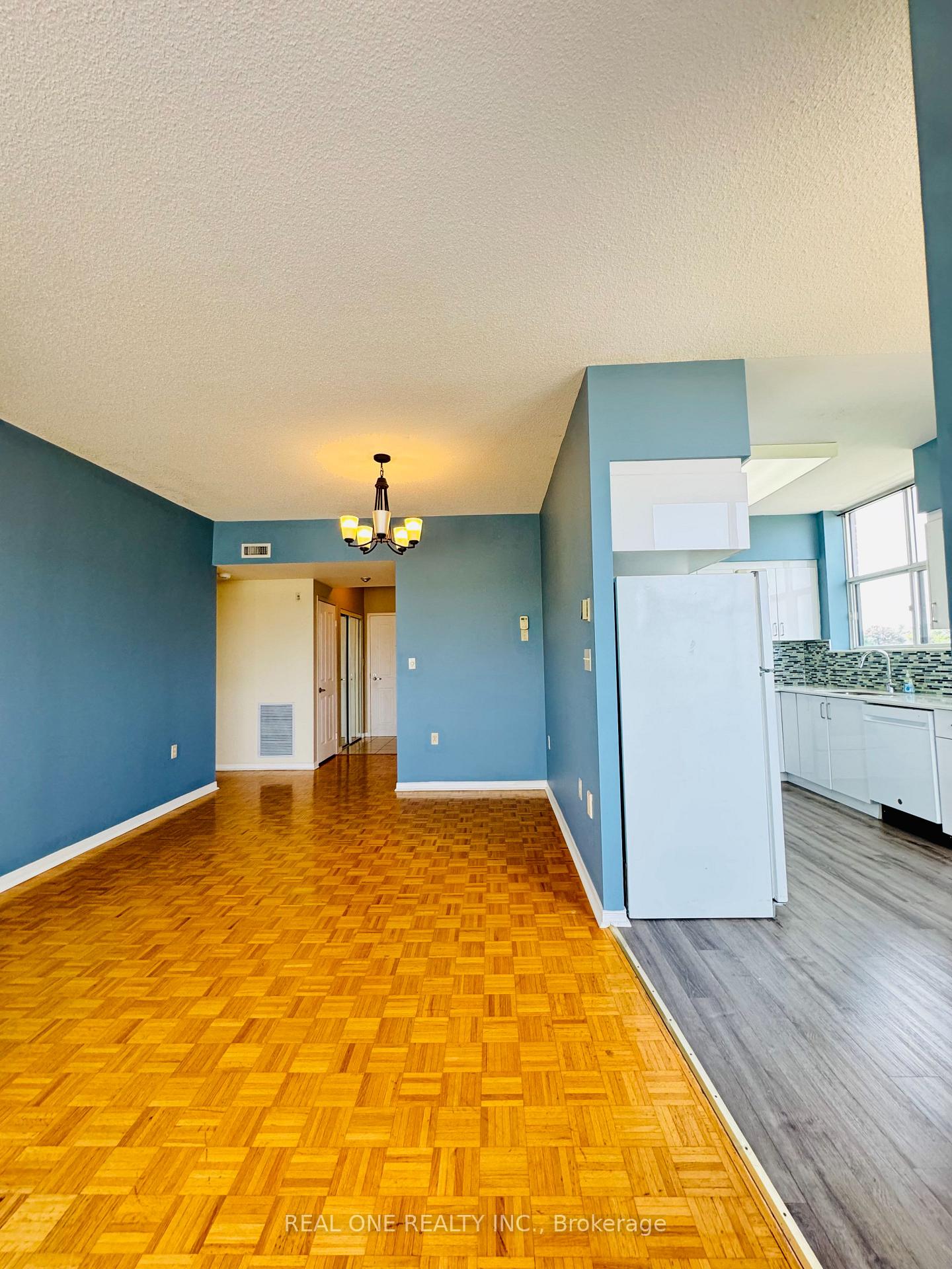 2 Bedrooms Condo at 2199 Sixth, Oakville For sale