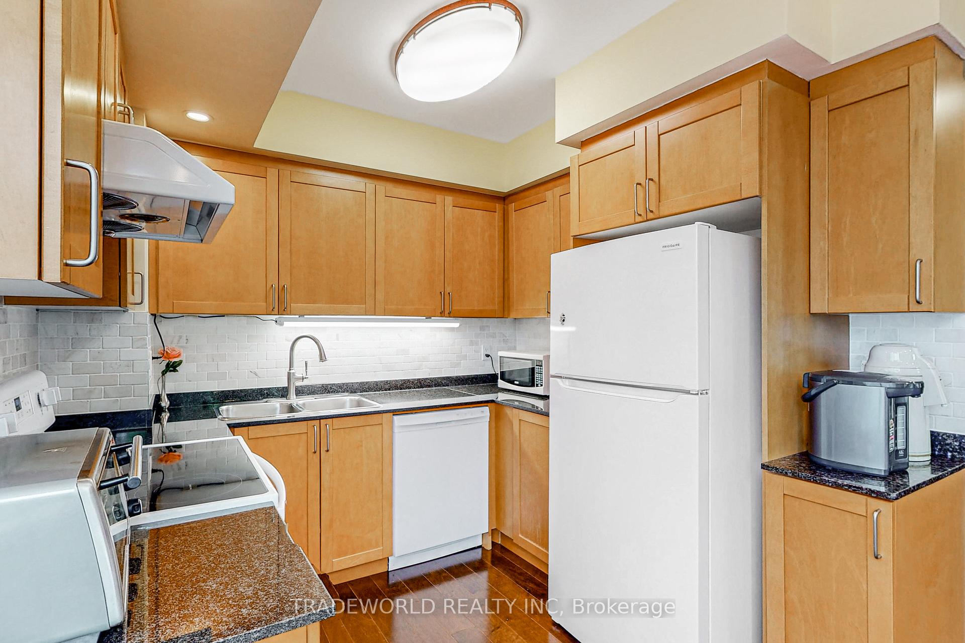 2 Bedrooms Condo at 18 William Carson, Toronto For sale