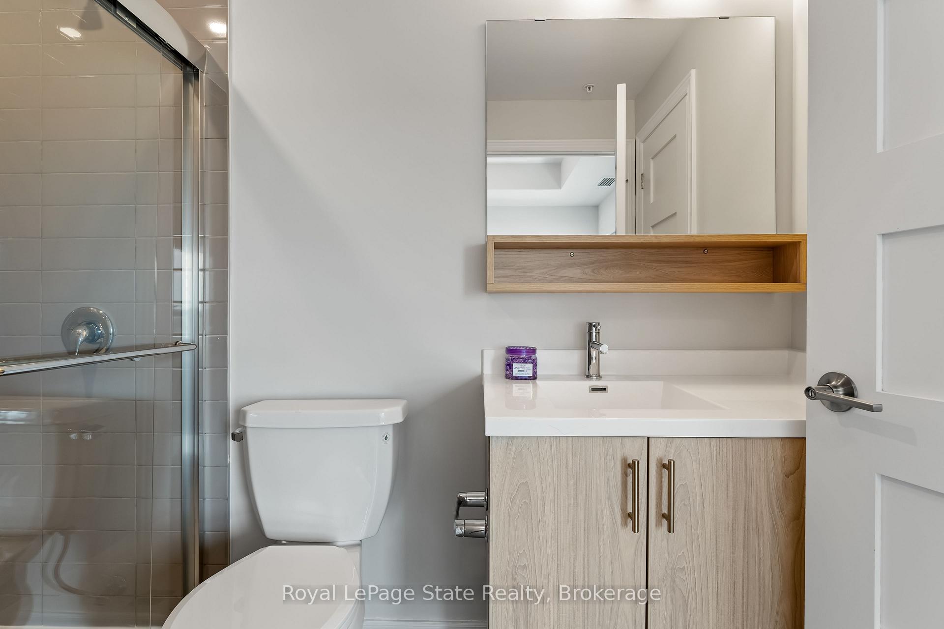 2 Bedrooms Condo at 121 8,  Hamilton For sale